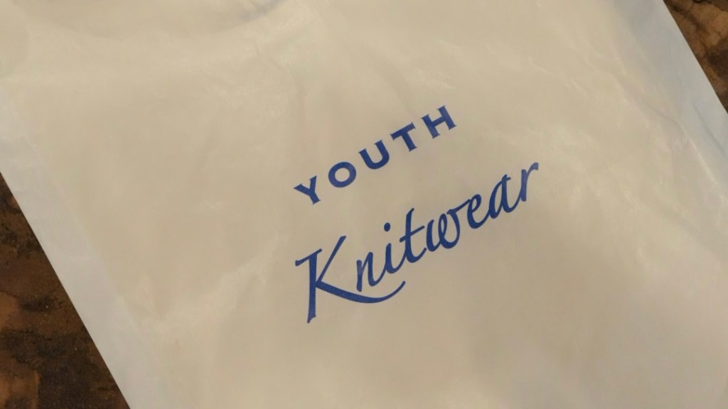 khakiらしいカットソー。